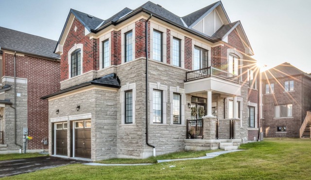 King Bed I Chefs Kitchen I Toronto Hub I 5 Beds 3.5 Bath I 8km from Tesla Chrg