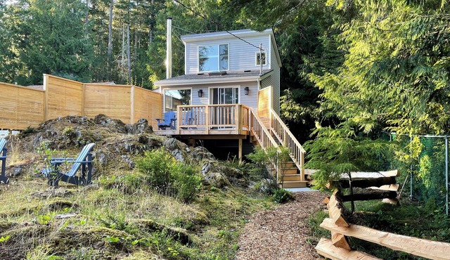 King Creek Cottage - ocean views and quiet escape in Otter Point