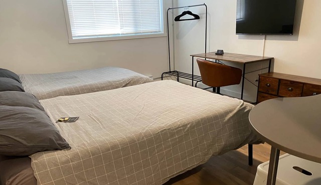 King Exec Suite w Kitchenette Modern and Trendy!