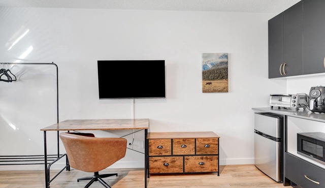 King Exec Suite w Kitchenette Modern and Trendy!