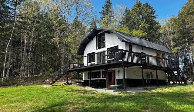 Lake escape! Charming 4-bedroom Cottage with AC and WiFi in welcoming Labelle.
