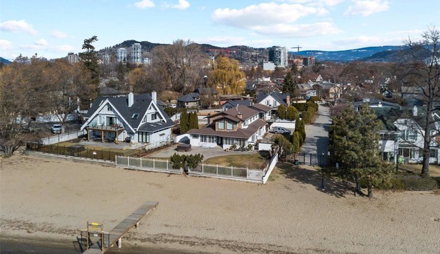 Lake Front 5 bedroom house walking distance to DT Kelowna