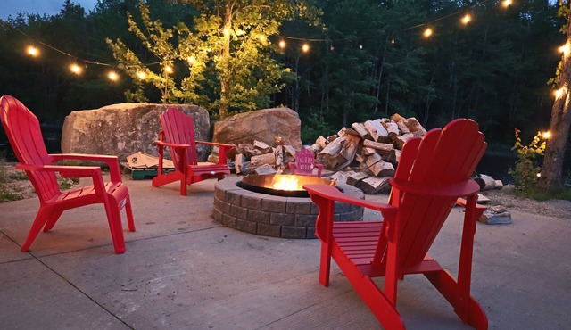 Lake front cottage with beach & dock (Pet-Friendly!)