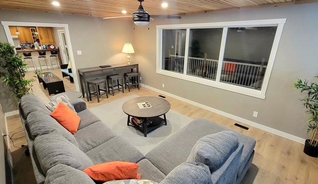 Lake front cottage on Lake Manitoba. 90min from Clear Lake, Riding Mt. Nat. Prk