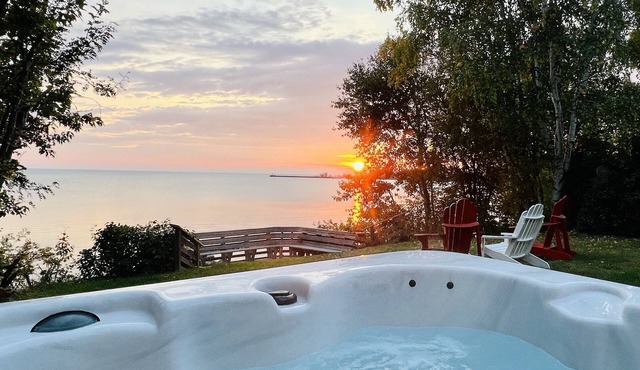 Lake Front Timber Frame, Hot Tub, Fireplace, *for bookings before Sept 5th.