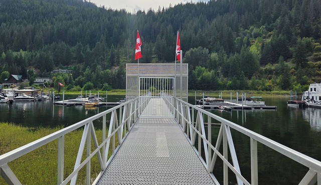 Lake front with boatslip
