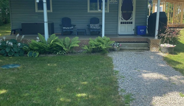 Lakefront 2bedroom cottage with loft! Right on Lake Erie! Private beach!
