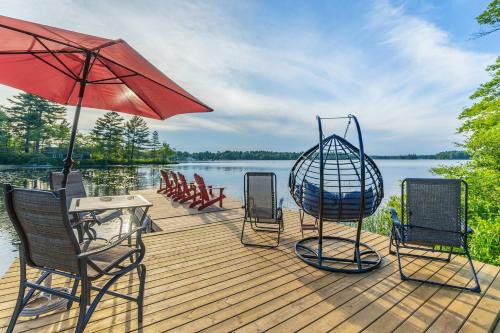 Lakefront Escape Hot Tub & Sauna Retreat