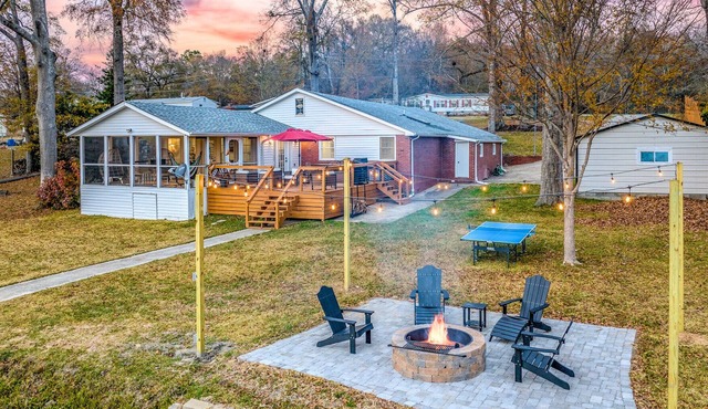 Lakefront Getaway: Fire Pit ~ Dock ~ Games ~ Family & Pet Friendly