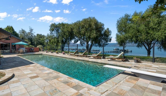 Lakefront Grandeur: Okanagan Home With Pool & Tennis Court