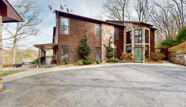 Lakefront home with lake views, kids game room, docks, deck, grill, kayaks, W/D