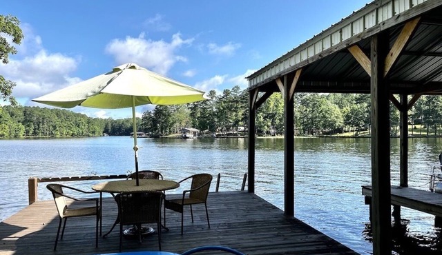 Lakefront, Pet friendly, EV Charging, Kayaks, Pontoon Boat available, Boat Slip