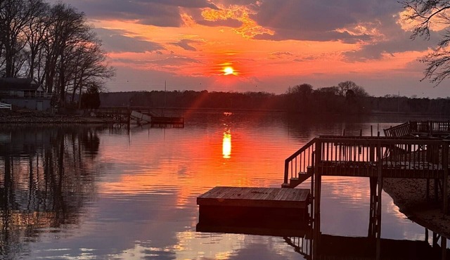 Lakefront Private Dock + Paddle Boat + Hammocks + Kayaks with launch - 6 beds