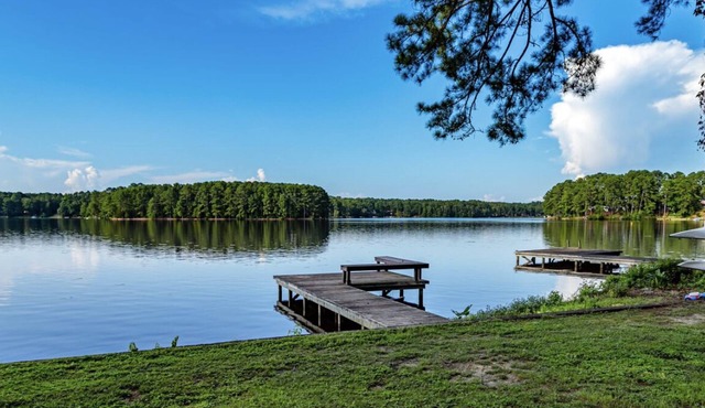 Lakefront Retreat Mins to Golf! Sleeps 8 guests!
