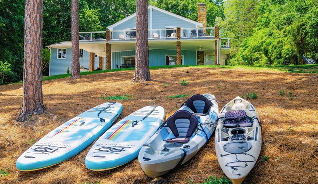 Lakefront, Stunning Views, Kayaks, SUPs, Game room, Private Dock on Hyco Lake