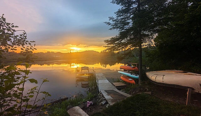 Lakefront tranquil chalet with spa near all outdoor activities