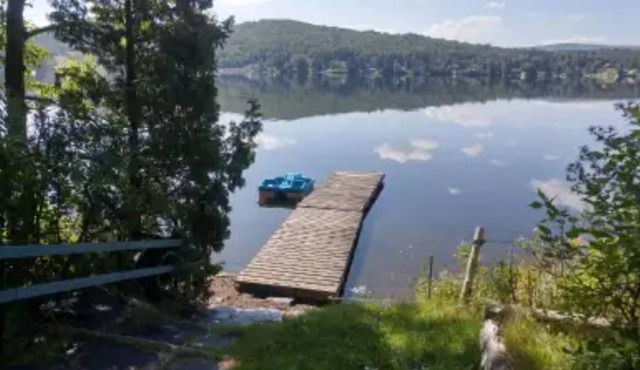 Lakeside cottage in Eastern Townships