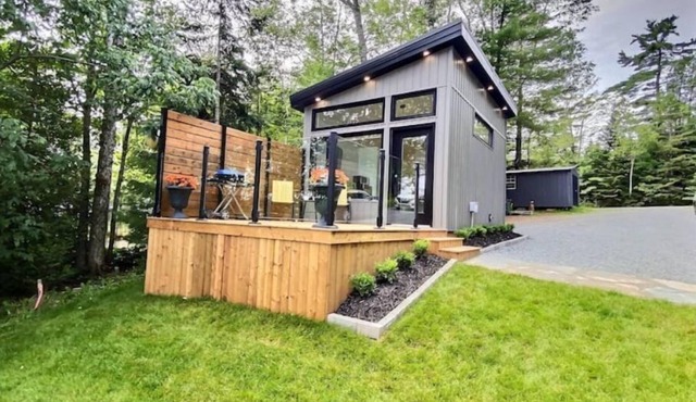 Lakeside Retreat: Modern Tiny Home on Shortts Lake