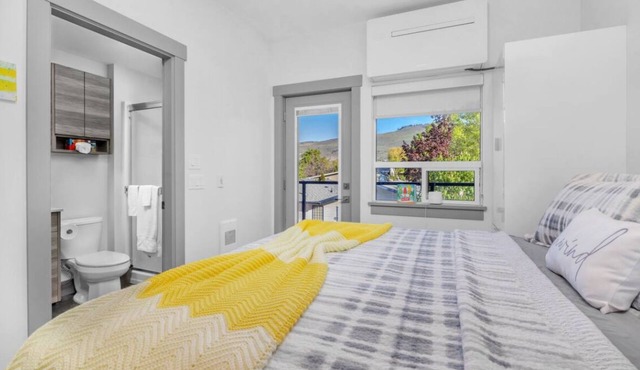Lakeview King Studio Suite with Full Kitchen – Rental in Vernon, BC
