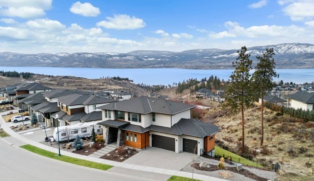 Lakeview mountainside retreat with 3 bedrooms, WiFi in heavenly Kelowna