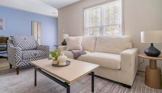 Landing Incredible 2BD Tennis Court Pool