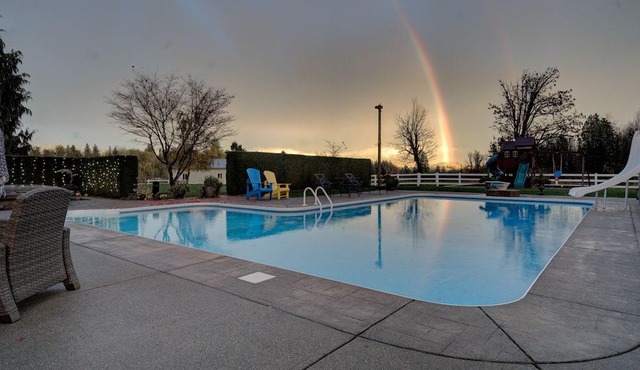 Large acreage w/ pool/hottub/pool table/putting Green/karaoke