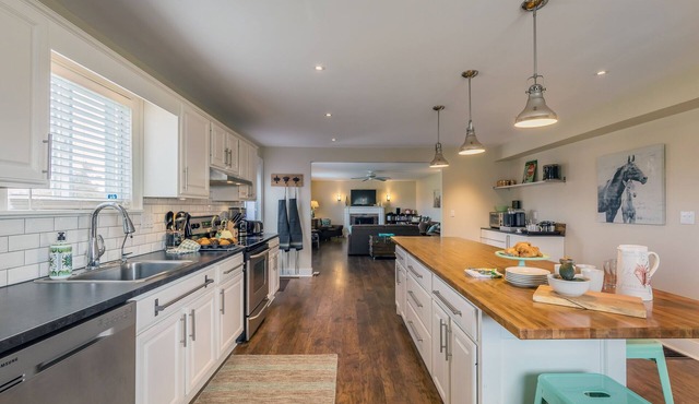 Large beautiful Farmhouse in the heart of PEC - 20 minutes to Sandbanks