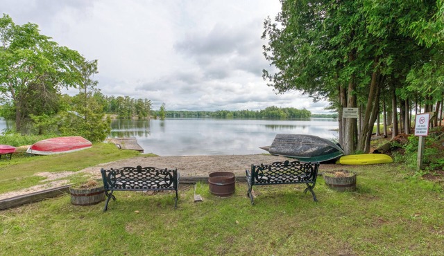 Large Cottage Spacious 4-Bed Lake House: Room for 8, 1.5 Baths & Prime Views!