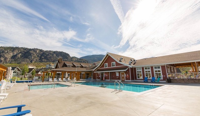 Large home 4 bed and 4 bath two separate suites home two kitchens water views