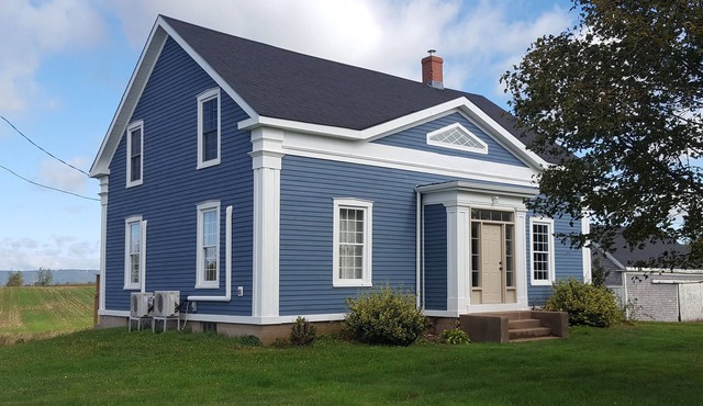 Large home perfect for reunions, golf getaways, and winery tours.