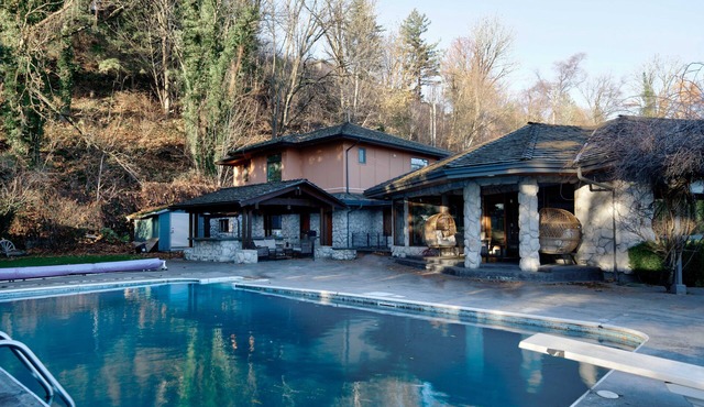 Large private home w/Pool, Hot Tub, Poker table, Pool Table, Karaoke Sleeps 19