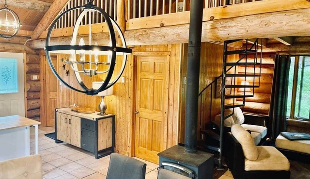 Le Rondin, Log cabin with spa, 5 min from Valcartier Vacation Village