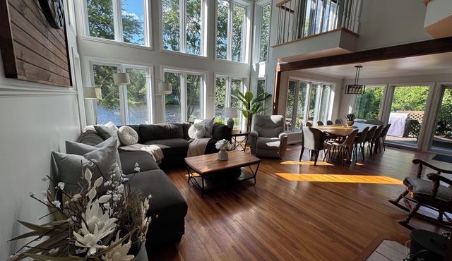 Le Chalet Vert - Waterfront navigable (kayak, paddle board) spa activities in St-Jean-de-Matha
