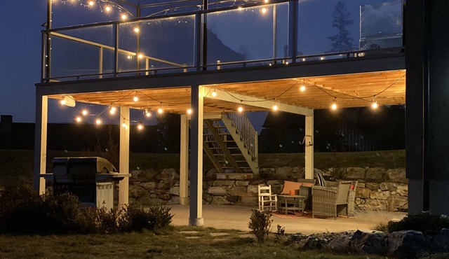 Licensed suite with hot tub near Summerhill Winery