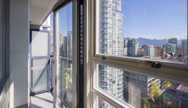 Light and Bright Yaletown with Pool