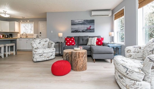 Lovely 2 bedroom suite steps from The beach
