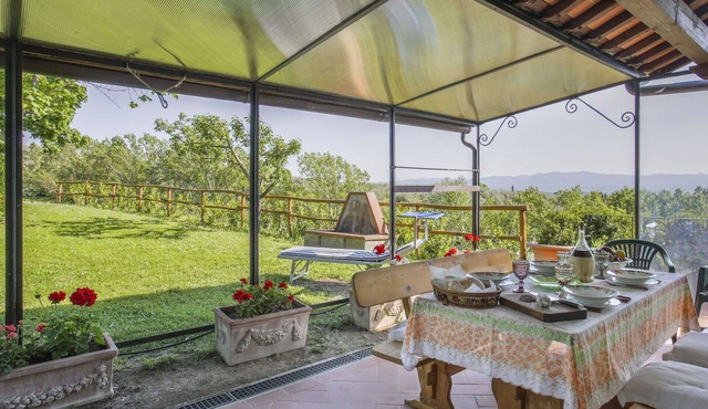 Lovely apartment in villa for 4 guests with pool, WIFI, terrace and pets allowed
