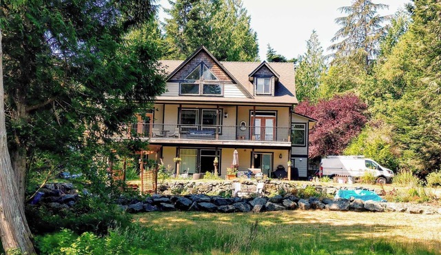 Lovely large Lakehouse with breathtaking views in peaceful surroundings in Sooke