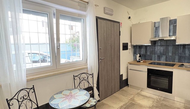 Low Tide Studio Apartment, Just a Stone's Throw from the Sea