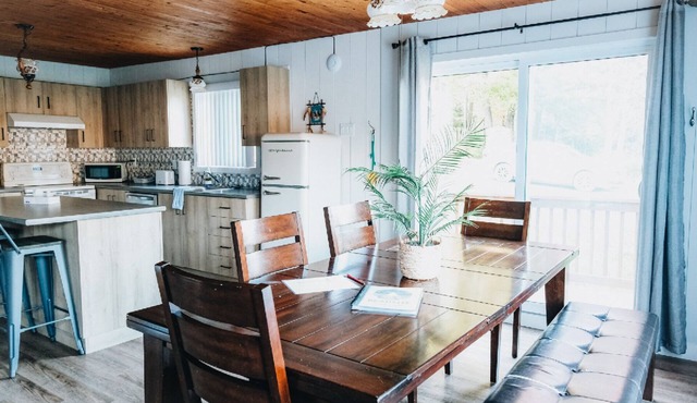Luna-Cloud Chalet: river, adventure, AC, Wi-Fi, BBQ, pet-friendly. Ideal for gro