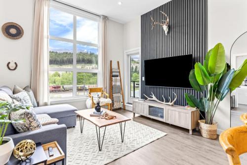 Luxe 3BR Golden Hideaway Top Floor, Balcony & BBQ