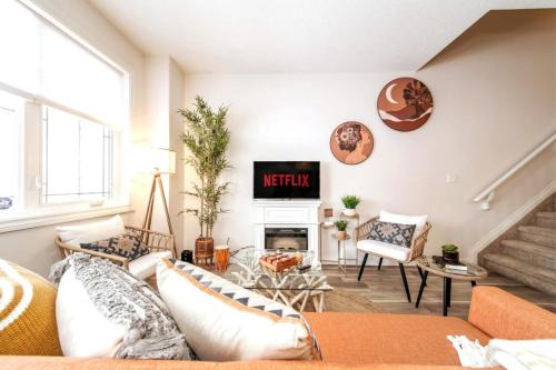 Luxe Escape Duo - 8 Beds - Sleeps 22 - 4 Car Garage