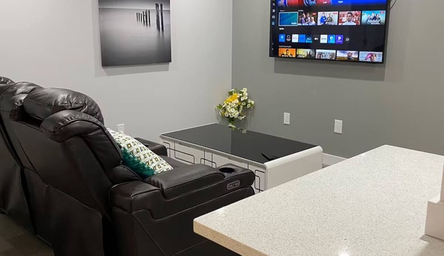Luxurious 2 Bdrm Suite ~ North Edmonton (3min to Anthony Henday/Manning Dr)
