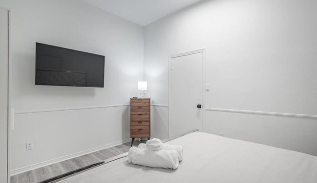 Luxurious 3BD Apt in heart of downtown 5 min walk to Bell Center