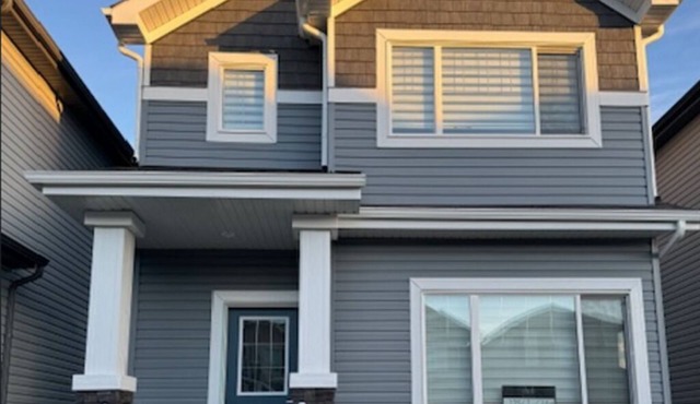 Luxurious | 4 Bedrooms| Main Floor of House| Families| Groups| Individuals|