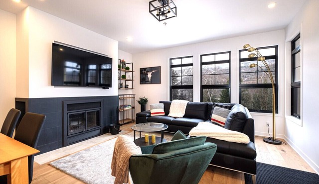 Luxurious and beautiful new condo, Tremblant-Les-Eaux- 4 rooms- up to 10 people!