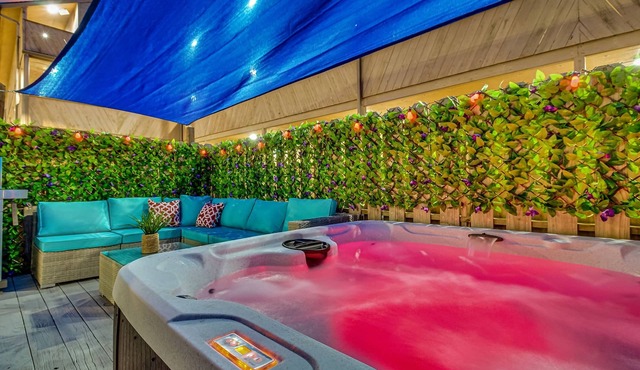 Luxurious Beach Side HOT TUB VILLA/Miami themed/2 story/updated