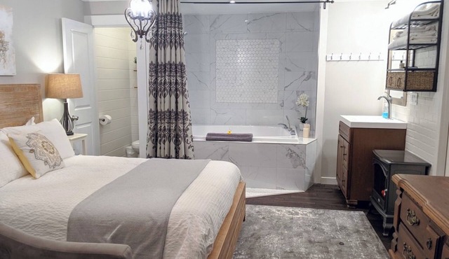 Luxurious 2 person jacuzzi tub, queen bed, sleeps 2, with kitchenette