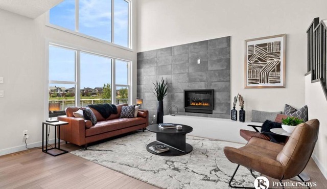 Luxurious Detached House with Private Garage, Lake View, Central AC & More