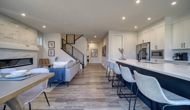 Luxurious Home; 6 Bdrm 3 Living Spaces & AC
